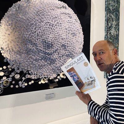 Morning the world with creativity - Serge Chapuis in front of "LIFE CYCLES" - 39,37". 39,37" - 2022 -  Papers, lacquer, varnish... on order / Serge Chapuis devant " LIFE CYCLES " - 100. 100. 2021- Papiers, laque, vernis.. sur commande